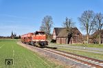 WLE 51 (Vossloh, Baujahr 2002) mit einem Güterzug nach Warstein südlich von Wadersloh. Im Hintergrund ist die römisch-katholische Pfarrkirche St. Margareta zu sehen. Das neugotische Gebäude wurde 1892–1894 auf dem Grundstück des Vorgängergebäudes errichtet und ist der vierte Kirchenbau am gleichen Standort. (02.03.2026) <i>Foto: Zeno Pillmann</i>