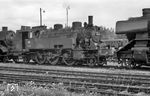 75 416 war eine von zwölf badischen VIc, die 1961 zum Bestand des Bw Villingen gehörten. Zur Wochenendruhe pausiert sie zwischen 39 091 und 39 186.  (07.1961) <i>Foto: Dr. Albert Mühl</i>