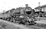 18 612 vom Bw Hof ist mit dem E 568 aus Hof in Lichtenfels angekommen. Dort wird die S 3/6 den Zug an die Vorserien E 10 003 übergeben. (1954) <i>Foto: Dr. Albert Mühl</i>