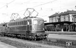 E 10 003 (Bw Nürnberg Hbf) hat im Bahnhof Lichtenfels den E 568 übernommen und wird ihn weiter in Richtung Bamberg befördern. (1954) <i>Foto: Dr. Albert Mühl</i>