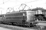 E 10 003 vor E 568 im Bahnhof Lichtenfels. Die Baumusterlok lieferte 1952 Henschel und SSW. Sie besaß zur Vorerprobung neuer Bauteile einen Siemens-Gummiringfederantrieb. (1954) <i>Foto: Dr. Albert Mühl</i>
