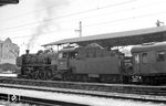 18 625 hat in Regensburg Hbf einen Zug übernommen. 1959 wanderte sie nach Lindau (Allg) ab. (1957) <i>Foto: Dr. Albert Mühl</i>