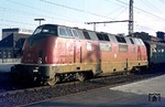220 053 hat E 3259 in Rheine von 104 018 übernommen und macht sich auf den Weg nach Norddeich Mole. (09.11.1975) <i>Foto: Wolfgang Bügel</i>
