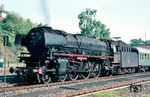 001 230 (Bw Hof) beim planmäßigen Halt des E 873 aus Würzburg im Bahnhof Oberkotzau. (05.1969) <i>Foto: Rolf Hahmann</i>