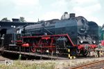 01 005 (Bw Magdeburg) wendet auf der Drehscheibe im Bw Helmstedt. Nach ihrer Ausmusterung Ende 1974 wurde sie im Mai 1975 vom Ministerium für Verkehrswesen als technisches Denkmal eingestuft und in den Bestand der Traditionsfahrzeuge der DR übernommen. Bei einer äußerlichen Aufarbeitung im RAW Meiningen wurde die Lok weitgehend in ihren ursprünglichen Zustand zurückversetzt. Seit 1987 befindet sie sich als Leihgabe des Verkehrsmuseums Dresden bei den Eisenbahnfreunden Staßfurt. (07.1967) <i>Foto: Rolf Hahmann</i>
