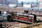 01 207 auf der Drehscheibe ihres Heimat-Bw Dresden Altstadt. Der Blick von der Nossener Brücke ist bis heute ein beliebter Standort für Eisenbahnfotografen. (09.1969) <i>Foto: Rolf Hahmann</i>