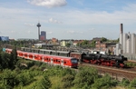 52 8134 begegnet mit DPE 92024 (Siegen - Köln-Worringen) einer S 6, die mit der grünen 143 247 bespannt ist, an der S-Bahnwendeanlage in Köln-Nippes. (17.06.2011) <i>Foto: Joachim Bügel</i>