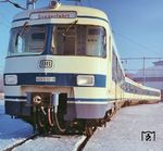 Die Baureihe 420 war der erfolgreichste Triebzug der DB. Insgesamt 480 Triebzüge wurden in 30 Jahren gebaut. Die Auslieferung des ersten Fahrzeuges (420 001) erfolgte am 30. November 1969. Der letzte abgenommene Zug war am 27.10.1997 der 420 486. Die dreiteiligen Triebzüge der Baureihe 420 erwiesen sich als gelungene Konstruktion. Sie waren ab 1972 bei der S-Bahn Rhein-Ruhr und ab 1978 bei der S-Bahn Frankfurt und der S-Bahn Stuttgart anzutreffen. Auf den längeren Strecken der S-Bahn Rhein-Ruhr konnten die Triebzüge jedoch nicht überzeugen, vor allem wegen der fehlenden Toiletten. Auch wurde die fehlende Übergangsmöglichkeit zwischen den Wagen moniert. Die in Köln und Düsseldorf stationierten Garnituren wurden daher ab 1980 durch lokomotivbespannte Wendezüge mit x-Wagen ersetzt. Der nagelneue 420 002 wartet hier auf die Abnahme in München. (12.1969) <i>Foto: Engels</i>