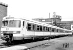 420 131 der Waggonfabrik Uerdingen in Krefeld-Uerdingen gehörte zur 2. Bauserie des 420. Die Fahrzeuge wurden teils in grünblau und kieselgrau, andere in reinorange und kieselgrau lackiert. Die reinorange lackierten Einheiten waren für das ebenfalls im Aufbau befindliche S-Bahn-Netz Rhein-Ruhr vorgesehen. Aus Gewährleistungsgründen wurden alle Fahrzeuge aufgrund der Nähe zum Ausbesserungswerk München-Freimann über mehrere Monate in München eingesetzt. Obwohl die S-Bahn München ausschließlich blau/graue Fahrzeuge besaß, erschienen so auch im Münchener S-Bahnnetz Fahrzeuge in abweichender Lackierung. Ab Ende 1972 wurden diese sukzessive nach Düsseldorf, ab 1975 an das Bw Frankfurt/M-1 abgegeben.  (09.08.1972) <i>Foto: Werkfoto</i>