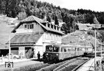 Der seit 1983 aufgelassene Bahnhof Nußbach nahe Triberg, in den gerade ein 798 eingefahren ist, ist ein gutes Beispiel für den Strukturwandel und seine Folgen. Mit zunehmender Individualisierung des Verkehrs wurde die Station nicht mehr gebraucht und stillgelegt. Angesichts hoher Verluste war auch die alte DB gezwungen, sich zu sanieren und legte in den 1980er Jahren den Fokus besonders auf unrentable Nebenstrecken und Bahnhöfe. Schon damals redete die Politik ständig davon, dass mehr Verkehr auf der Schiene stattfinden müsste. In der Realität wurde das Auto bevorzugt und der Bahn ein rigoroser Sparkurs aufgezwungen.  (1979) <i>Foto: BD Karlsruhe</i>