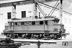 Die fabrikneue E 44 044 beim Herstellerwerk Krauss-Maffei (Fabrik-Nr. 15547) in München-Allach. Die Lok steht kurz vor der Übergabe an die DRG und ist bereits mit "Rbd Breslau", "Bw Hirschberg" beschildert. Dort war sie bis Kriegsende stationiert, anschließend erfolgte der Abtransport als Reparationsgut in die UdSSR. 1952 an die DR rückgeführt, wurde sie im Raw Dessau generalüberholt und mit dem Rahmen der E 44 063 (KrMa, Fabrik-Nr. 15587) im Januar 1960 wieder in Dienst gestellt.  (04.1936) <i>Foto: Werkfoto</i>