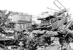 Nochnmals das völlig zerstörte Kraftwerk im RAW Opladen. Auch in der Stadt sah es nicht besser aus: 167 Häuser wurden vollständig zerstört, 317 Häuser schwer, 311 Häuser mittelschwer und 1739 Häuser leicht beschädigt. Getroffen wurden auch drei Bürogebäude, zwei Krankenhäuser, drei Kirchen, acht Schulen und sechs landwirtschaftliche Gebäude. Es wurden weitere vier Industriewerke zerstört und acht Werke wurde beschädigt. Etwa 5000 Menschen verloren ihre Wohnungen. Rund 300 Tote wurden gezählt. (29.12.1944) <i>Foto: RBD Wuppertal (Eckler)</i>