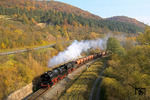 41 1144 der IGE „Werrabahn Eisenach“ und 44 1486 aus Staßfurt mit einem Güterzug auf der Werrabahn kurz vor Walldorf. (28.10.2011) <i>Foto: Joachim Schmidt</i>