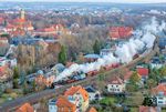 Mit dem Fotogüterzug der PRESS nach Vacha dampft 58 1111 durch Arnstadt Süd. Links oben ist der Turm des ehemaligen Wasserschlosses Neideck zu sehen. (07.03.2026) <i>Foto: Joachim Schmidt</i>