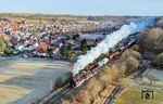 58 1111 passiert mit dem Fotogüterzug das Örtchen Gräfenroda. (07.03.2026) <i>Foto: Joachim Schmidt</i>