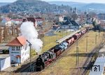Ausfahrt des Güterzuges mit 58 1111 aus dem Bahnhof Schmalkalden. Das renovierte Stellwerk "Skd" stammt aus dem Jahr 1935. (07.03.2026) <i>Foto: Joachim Schmidt</i>