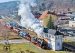 In Wernshausen erreicht 58 1111 die Werrabahn nach Eisenach. 58 1111 dampft am Stellwerk "Ws" vorbei, das mit Baujahr 1913 noch fünf Jahre älter ist als die Lok. (07.03.2026) <i>Foto: Joachim Schmidt</i>