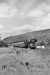 Die Erfurter 01 525 mit dem D 5 (Paris Est - Berlin Friedrichstraße) bei Hönebach. (17.05.1964) <i>Foto: Karl-Ernst Maedel</i>