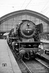 03 1073 ist mit dem E 316 aus Göttingen in Köln Hbf angekommen. (13.05.1961) <i>Foto: Karl-Ernst Maedel</i>