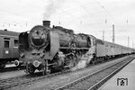 39 177 (Bw Kempten) verlässt mit E 690 nach Kempten (Allg) den Augsburger Hauptbahnhof. (07.1961) <i>Foto: Karl-Ernst Maedel</i>