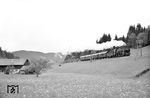 18 606 mit P 1542 nach Kempten (Allgäu) bei Oberthalhofen. (07.1961) <i>Foto: Karl-Ernst Maedel</i>