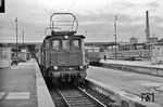 Die Stuttgarter E 17 103 auf Gleis 11 des Stuttgarter Hauptbahnhofs. Rechts lugt E 10 176 vom Bw Heidelberg hervor. (08.1962) <i>Foto: Karl-Ernst Maedel</i>