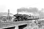 Das letzte S/W-Eisenbahnfoto, das Karl-Ernst Maedel anfertigte, war im Sommer 1969 die mit einem Nahverkehrszug nach Osterburken ausfahrende 023 035 aus Königshofen (Baden). Dampfloks mit EDV-Beschilderungen waren wohl nicht mehr "seine" Eisenbahn. (08.1969) <i>Foto: Karl-Ernst Maedel</i>