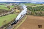 Zwischen Sontra und Cornberg sind 01 1104 und 58 311 bei einer Parallelfahrt nach Bebra unterwegs. (14.03.2026) <i>Foto: Joachim Schmidt</i>