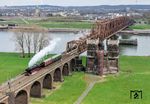 01 1104 mit DLr 93559 von Kassel nach Köln auf der Rheinbrücke bei Duisburg-Hochfeld. (15.03.2026) <i>Foto: Joachim Schmidt</i>