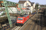 185 213 mit FIR 51112 (Hagen-Vorhalle - Gremberg) vor dem Gerüst der Schwebebahn an der Herzogbrücke in Wuppertal-Barmen. (12.03.2011) <i>Foto: Wolfgang Bügel</i>
