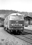 217 018 (Bw Regensburg) und eine unerkannt gebliebene Schwesterlok ziehen den D 499 (Görlitz - München) durch den in den 1980er Jahren aufgelasssenen Haltepunkt Hof-Moschendorf. (18.07.1971) <i>Foto: Wolfgang Bügel</i>
