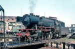 23 049 (Bw Bestwig) macht sich im Bw Kassel auf den Weg, eine Zugleistung in nahen Hauptbahnhof zu übernehmen. (04.1967) <i>Foto: Rolf Hahmann</i>