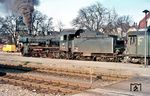 Die Tübinger 38 1285 (Zweitbesetzung) hat in Aulendorf den E 766 aus München übernommen und wird um 10.58 Uhr nach Sigmaringen weiterfahren. (01.05.1964) <i>Foto: Rolf Hahmann</i>