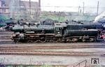 38 1627 wartet in ihrem Heimat-Bw Köln-Deutzerfeld auf neue Aufgaben. Oben ist 39 109 aus Jünkerath zu sehen. (06.1963) <i>Foto: Rolf Hahmann</i>