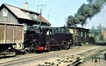 Die nur 9 km lange Schmalspurbahn Wernshausen–Trusetal zweigte in Wernshausen von der Bahnstrecke Eisenach–Lichtenfels ab und führte im Thüringer Wald im Tal der Truse nach Trusetal. Die Strecke wurde 1968 stillgelegt und nachher abgebrochen. Kurz vor Stilllegung der Bahn rangiert 99 794 (Bw Meiningen) im Bahnhof Wernshausen. (03.1968) <i>Foto: Klaus Kieper, Slg. Holzborn</i>