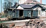 Gepäckwagen KD4 Nr. 974-407 der Trusebahn im Bahnhof Wernshausen. Der Personenverkehr endete hier mit dem Winterfahrplan 1966/1967, der Güterverkehr folgte am 31. Dezember 1968, nachdem der Abtransport von Eisenerz und Schwerspat auf den VEB Kraftverkehr verlagert worden war.  (03.1968) <i>Foto: Klaus Kieper, Slg. Holzborn</i>