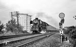 01 1077 (Bw Kassel) mit einem Schnellzug auf der Main-Weser-Bahn bei Frankfurt-Ginnheim. (18.08.1964) <i>Foto: Reinhard Gumbert</i>