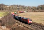 152 125 mit einem südwärts fahrenden Containerzug bei Friedland. (06.03.2026) <i>Foto: Joachim Schmidt</i>