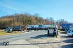 Zollkontrolle: Nachdem der Zoll zwei polnische Transporter bei Friedland von der BAB 38 gelotst hatte, die Autobahnabfahrt aber mit Leitplanken komplett eingefriedet ist, blieb dem Zoll zur Kontrolle nur ein Wegekreuz an einem Bahnübergang übrig. Das Anliegen über den Feldweg vorbeizufahren, führte erstmal zur Gegenfrage der erstaunten Zöllner(innen), was man denn da wollte. So half am Ende nur der Allradantrieb des eigenen Autos weiter, um durch den angrenzenden Acker zu fahren. Kurze Zeit später erschien ELP 2159 273 mit einem nordwärts fahrenden Güterzug. (06.03.2026) <i>Foto: Joachim Schmidt</i>