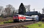 Bei Meerbusch-Osterrath trifft Ersatzzug RE 82276 mit 218 451 auf einen Straßenbahnzug der Rheinbahn. Und: Das Bild ist nicht gefakt - was man heutezutage leider immer wieder betonen muss. (09.03.2026) <i>Foto: Zeno Pillmann</i>