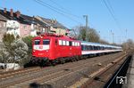 Seit der fünfmonatigen Sperrung der Strecke zwischen Hagen und Köln finden die mittwöchlichen TRI-Wagenüberführungsfahrten über Düsseldorf statt. 110 198 ist mit den Wagen aus Köln Bbf in Düsseldorf-Oberbilk auf dem Rückweg nach Dortmund-Eving. (18.03.2026) <i>Foto: Uwe Meiß</i>
