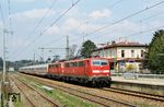 111 020 und 111 032 fährt vor IC 329 "Alpenland" (Hannover - Seefeld in Tirol) in Tutzing ein. Dort hatte der IC einen planmäßigen Betriebshalt um 15.07/08 Uhr. (22.04.2006) <i>Foto: Stefan von Lossow</i>