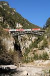 Eine ÖBB 1144 mit RB 5448 nach Innsbruck auf der Schloßbachbrücke zwischen Reith und Hochzirl. (27.11.2006) <i>Foto: Stefan von Lossow</i>