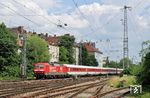 120 502, eigentlich im Einsatz für die DB-Systemtechnik Minden, fährt vor dem Autozug Az 1420 nach Düsseldorf durch München Süd. (10.07.2006) <i>Foto: Stefan von Lossow</i>