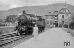 93 728 vom Bw Cochem setzt im Bahnhof Traben-Trarbach um, wobei sich der Fotograf bei dem Motiv wohl nicht zwischen Lok und Ehefrau entscheiden wollte.  (09.1955) <i>Foto: Ernst Winter</i>