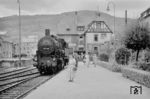 93 728 im Kopfbahnhof Traben-Trarbach (DB). Der Zusatz "DB" weist darauf hin, dass es noch einen zweiten Bahnhof Traben-Trarbach gab, nämlich den an der Moselbahn. 93 728 sollte 1959 die letzte betriebsfähige preußische T 14¹ des Bw Cochem werden. Während alle anderen T 14¹ z-gestellt wurden, ging sie am 1. November 1959 an die BD Frankfurt (Main). (09.1955) <i>Foto: Ernst Winter</i>