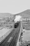 38 3196 (Bw Trier) mit einem Personenzug auf der Bullayer Moselbrücke. (09.1955) <i>Foto: Ernst Winter</i>