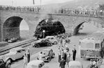 Lok 13 der Moselbahn in Bernkastel, das an diesem Sommerwochenende mit Touristen überlaufen war. Und wer genau hinschaut, wird erkennen, dass Wildpinkler auch kein neues Phänomen sind. (09.1955) <i>Foto: Ernst Winter</i>
