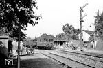 Ein ETA 177 mit angehängtem 3. Klasse-Steuerwagen verlässt den Haltepunkt Horchheimerbrücke in Richtung Koblenz Hbf. (09.1955) <i>Foto: Ernst Winter</i>