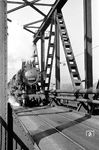 Mit einem Güterzug wechselt 50 2957 (Bw Oberlahnstein) auf der damals noch eingleisigen Horchheimer Brücke von der linken auf die rechte Rheinstrecke. Erst 1961 wurde die eingleisige Behelfsbrücke durch das heutige Bauwerk ersetzt. (09.1955) <i>Foto: Ernst Winter</i>